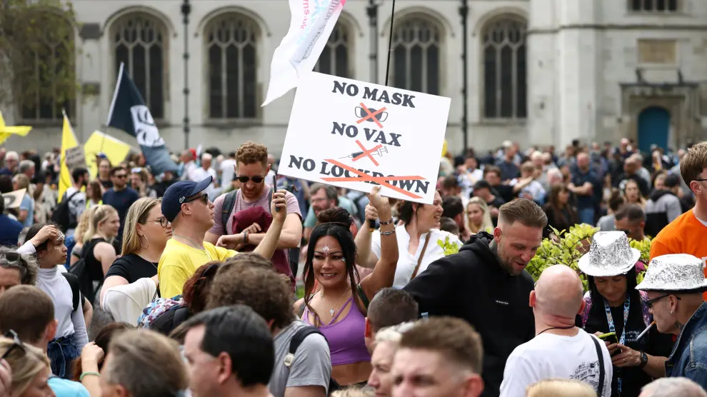 Protesta contra las vacunas y las mascarillas para frenar al coronavirus, este sábado en Londres.