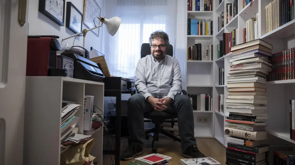 El escritor Sergio del Molino, en su domicilio zaragozano.