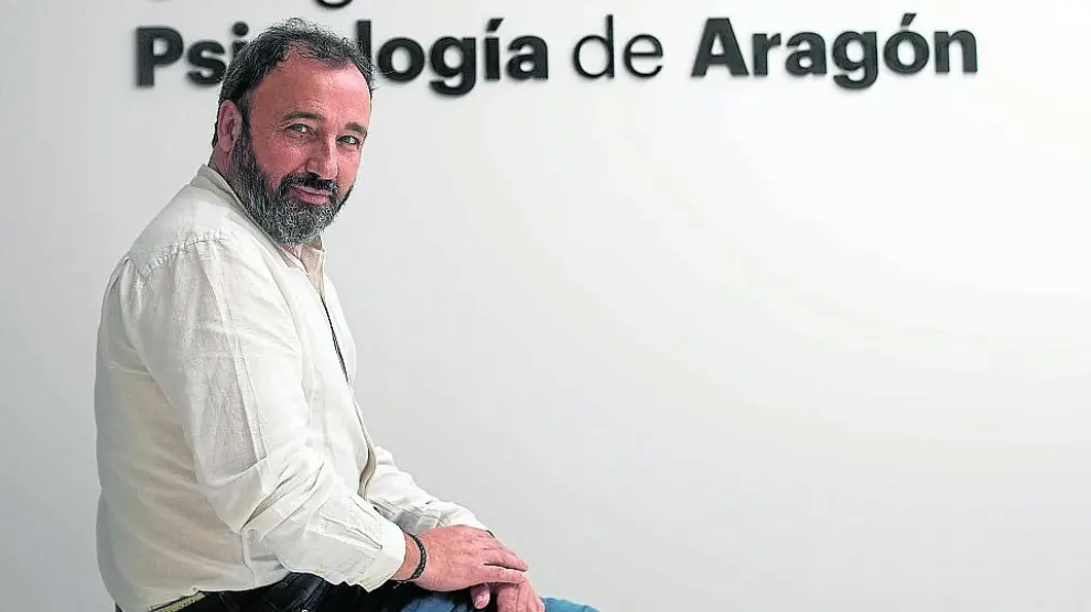 Santiago Boira, en la sede del Colegio Profesional de Psicología de Aragón