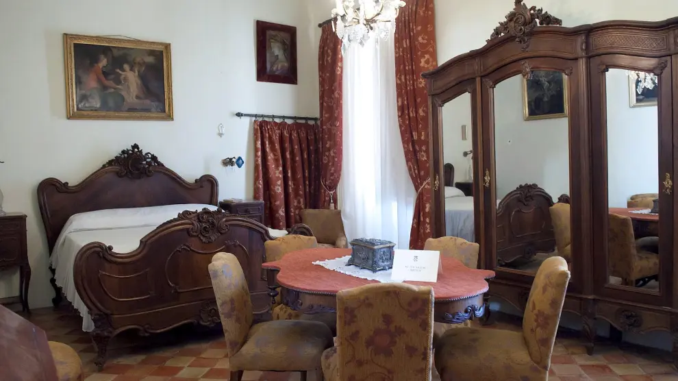 El recargado dormitorio del palacio de los Condes de Bureta.