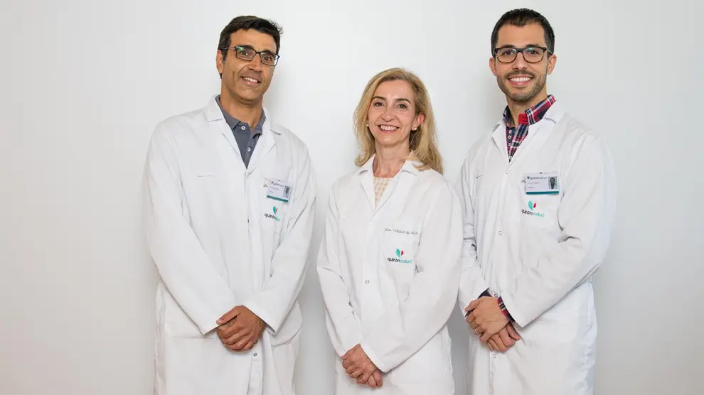 De izquierda a derecha, los doctores Maruan Chabbar, Teresa Blasco y Javier Alameda, especialistas de la Unidad de Cardiología de Quirónsalud Floresta.