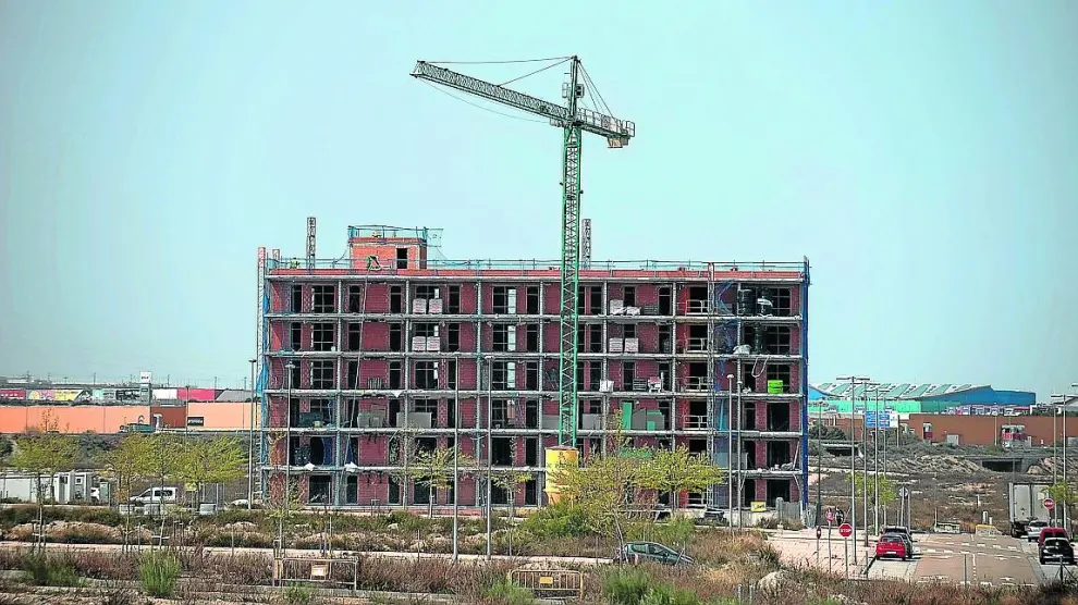 Vista de un edificio de viviendas en construcción en el barrio de Arcosur.