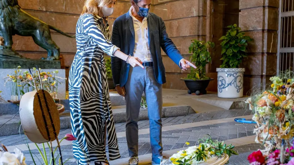 Natalia Chueca y Ángel Lorén reciben las creaciones florales en el Ayuntamiento de Zaragoza.