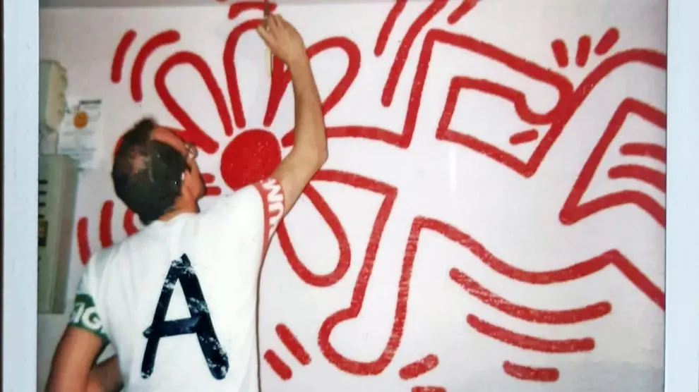 Reproducción de la fotografía instantánea que el dj Cesar de Melero realizó a Keith Haring mientras pintaba el mural.