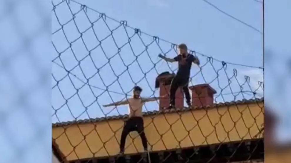 Dos de los acusados, bailando y haciendo caso omiso a la orden de la Policía para que bajaran del tejado.