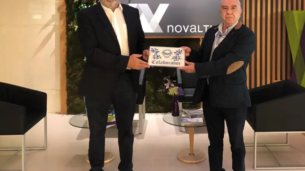 Julio de la Cueva, del Banco de Alimentos de Zaragoza, entrega a Miguel Ángel Artal, presidente de Novaltia, la placa que convierte a Novaltia en Colaborador de la entidad.