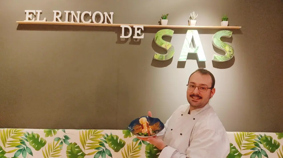 Daniel Fernández, en el restaurante El Rincón de Sas, con su cóctel de gambas.