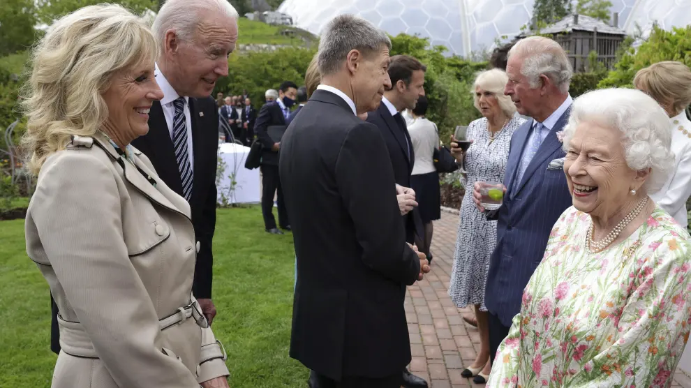 Isabel II charla con Joe y Jill Biden antes de la cena de gala que la reina de Inglaterra ofrece a los líderes del G-7