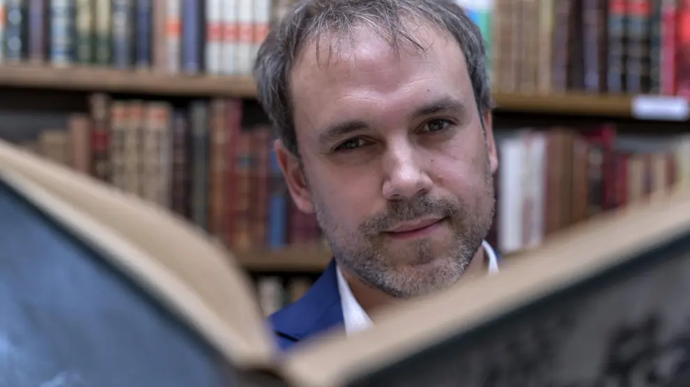 El escritor aragonés Luis Zueco ha triunfado con 'El mercader de libros', que ya está traducida al italiano y al portugués.