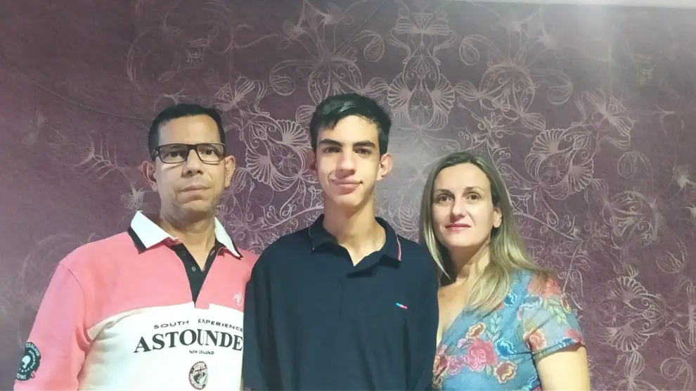Ánchel Sabio flanqueado por sus padres Ángel Sabio y Nuria Ondiviela