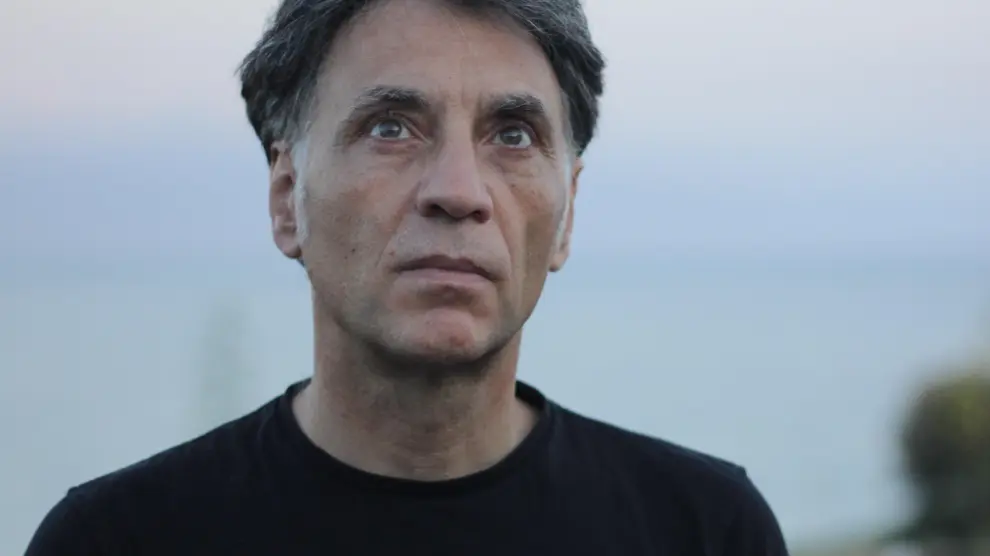 Antonio Iturbe publica 'La playa infinita'.