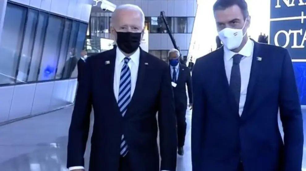 Biden y Sánchez en los pasillos de la sede de la OTAN en Bruselas