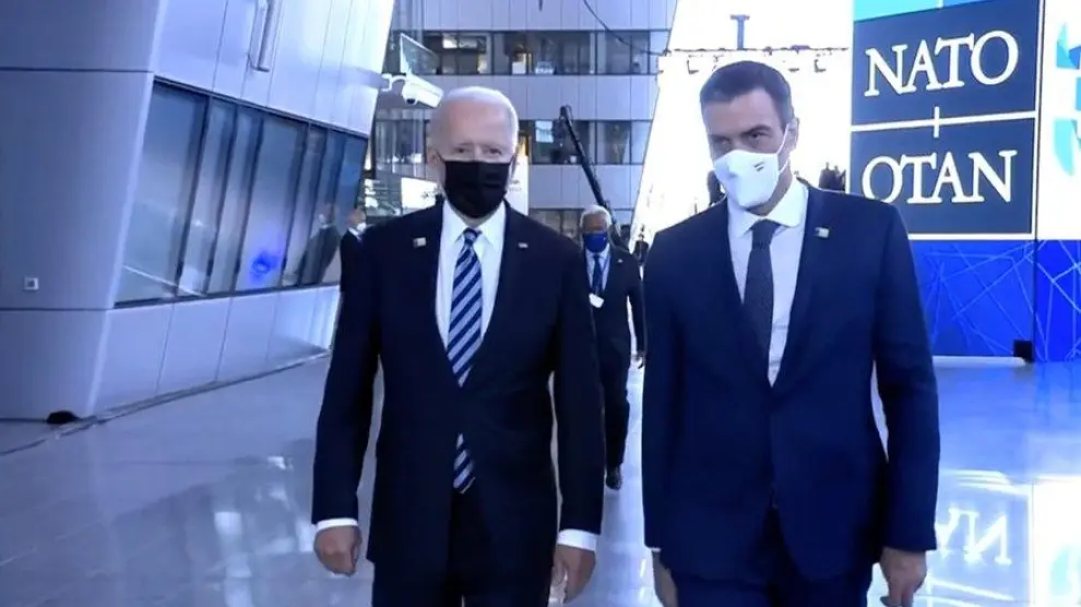 Biden y Sánchez en los pasillos de la sede de la OTAN en Bruselas