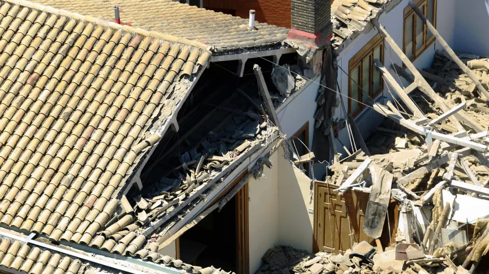 Se ha derrumbado la mitad del tejado del obispado de Huesca.
