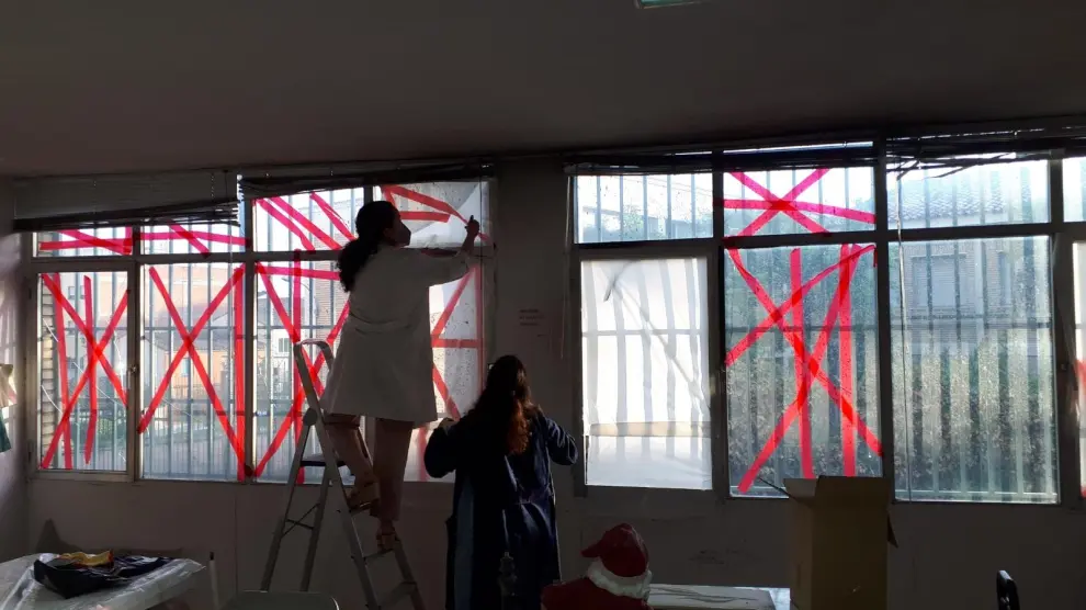 Estado en que quedaron las ventanas de la Asociación de Vecinos de La Paz, a causa del fuego.