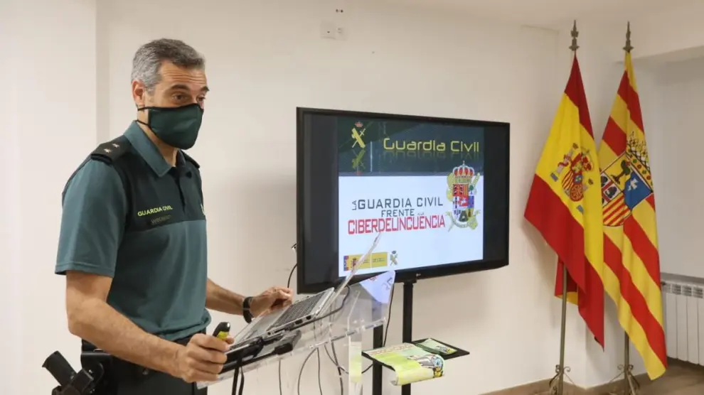 Francisco Pulido, teniente coronel de la Comandancia de la Guardia Civil de Huesca, en la presentación de la campaña contra los ciberdelitos que han lanzado junto con la Delegación del Gobierno y las tres diputaciones provinciales.