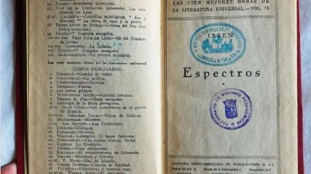 El libro con el sello de las 'Misiones pedagógicas' que Vallejo muestra en Instagram y que era de su bisabuelo.