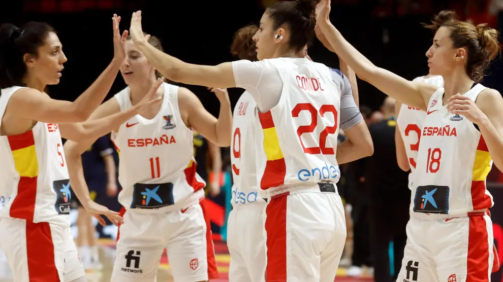 .Las jugadoras españolas celebran la victoria ante Suecia por 76 a 55