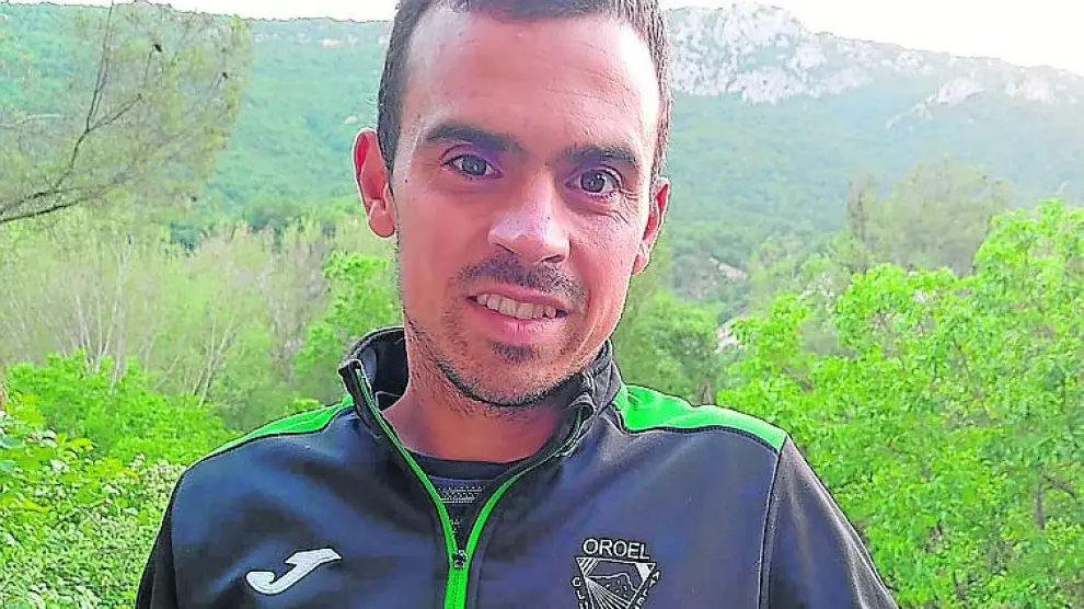 Alberto Puyuelo, con la equipación de su club, el Oroel.