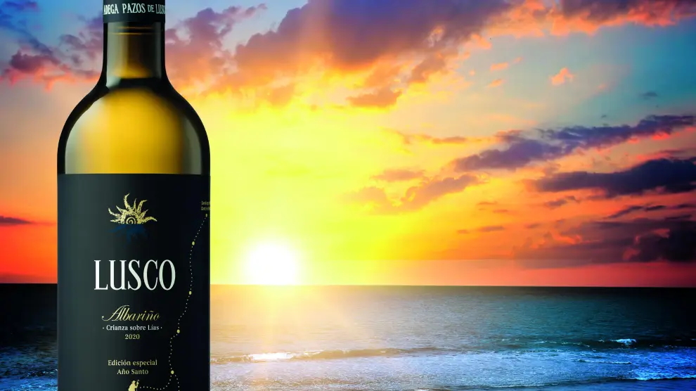 Botella de Lusco Albariño 2020 con el fondo del atardecer en el Atlántico.