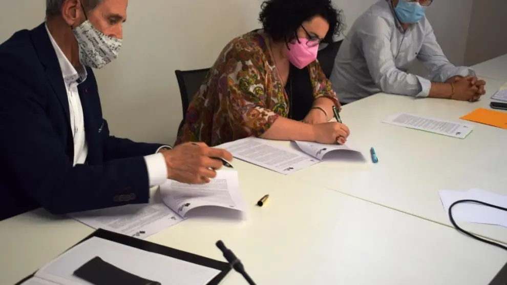 Imagen de la firma del convenio entre el Ayuntamiento de Graus y la CEOS para el lanzamiento de los Bonos Impulsa.