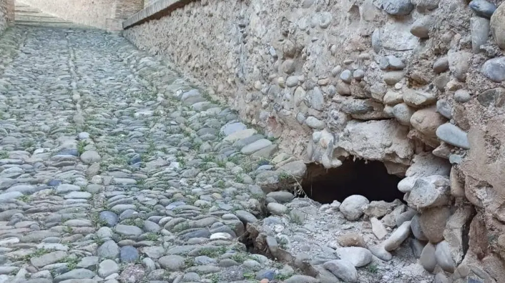 El desprendimiento se ha producido en el lateral de la rampa de subida del Castillo de Monzón.