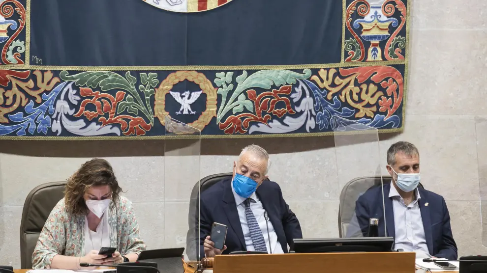 María del Mar Rodrigo, Javier Sada y Ramiro Domínguez, este martes, en el pleno de las Cortes.