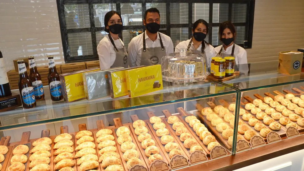 El equipo de Malvón, detrás de la vitrina donde se muestran las 22 variedades de empanadas.