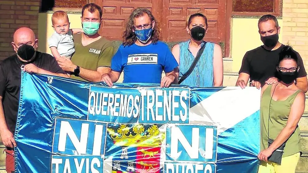 Vecinos de Grañén ya se concentraron este miércoles a las puertas del ayuntamiento para rechazar el recorte de trenes.