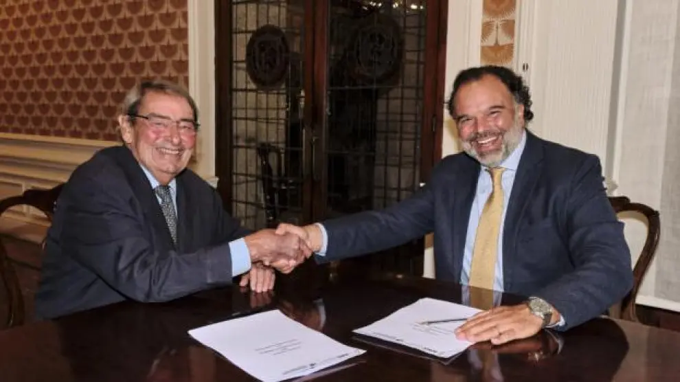 Alejandro Echevarría Busquet junto a Fernando de Yarza López-Madrazo, firman el acuerdo de colaboración entre ambos organismos