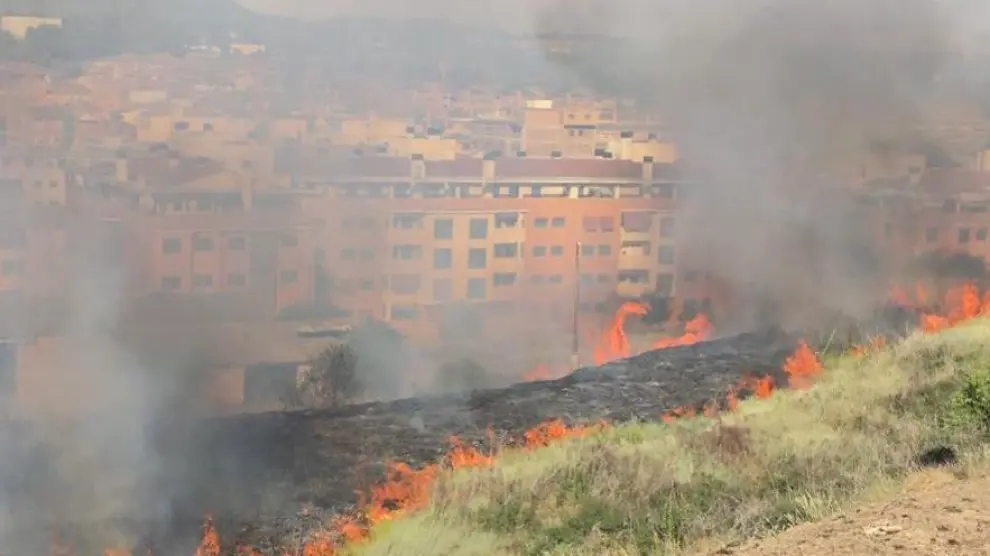 Imagen del fuego declarado este domingo en Barbastro.