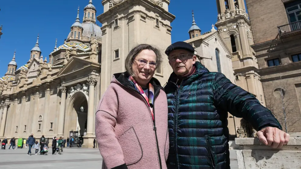 Teresa Grasa y Carlos Barboza, en la plaza del Pilar