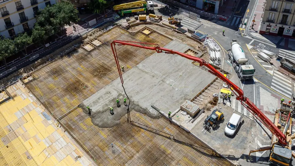 Trabajos para la construcción de la nueva cubierta de la plaza Salamero, este lunes.