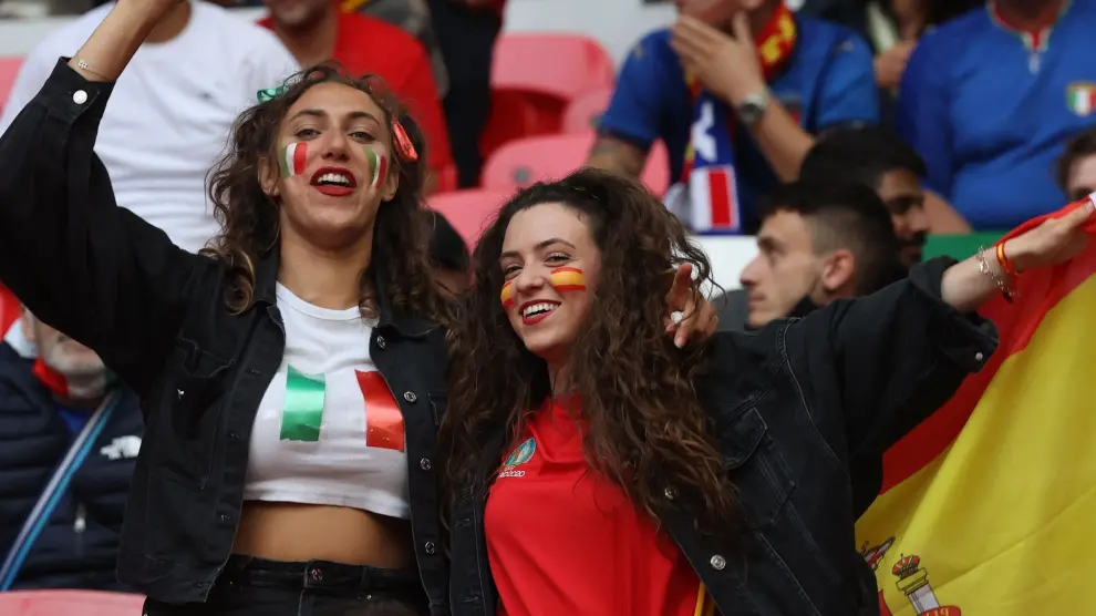 Aficionadas de España e Italia animan antes del encuentro de semifinales de la Eurocopa 2020 entre Italia y España