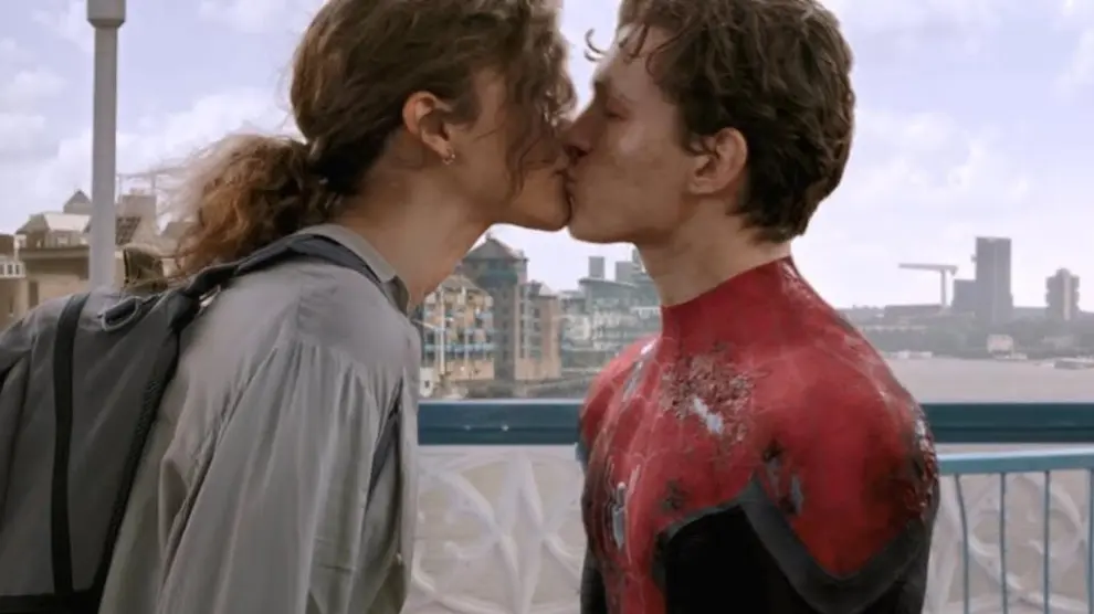 Zendaya y Tom Holland besándose en una escena de la película