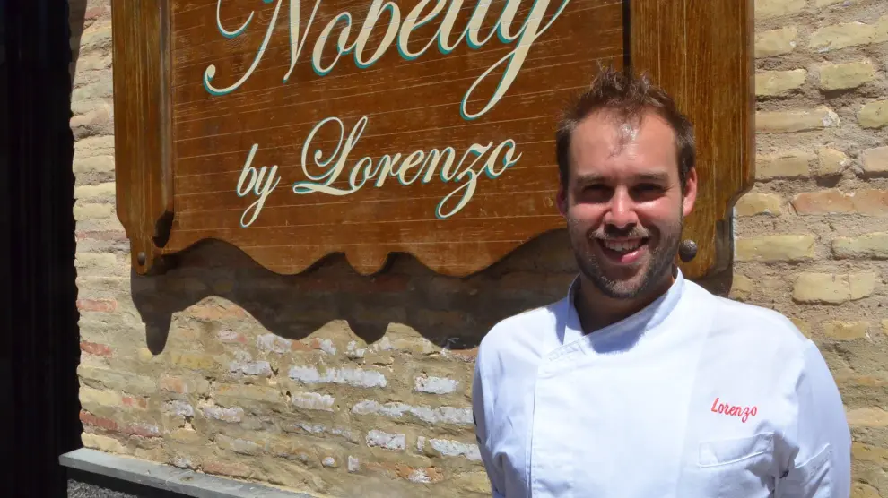 El cocinero Lorenzo Anchelergues a la entrada de su restaurante en Utebo.