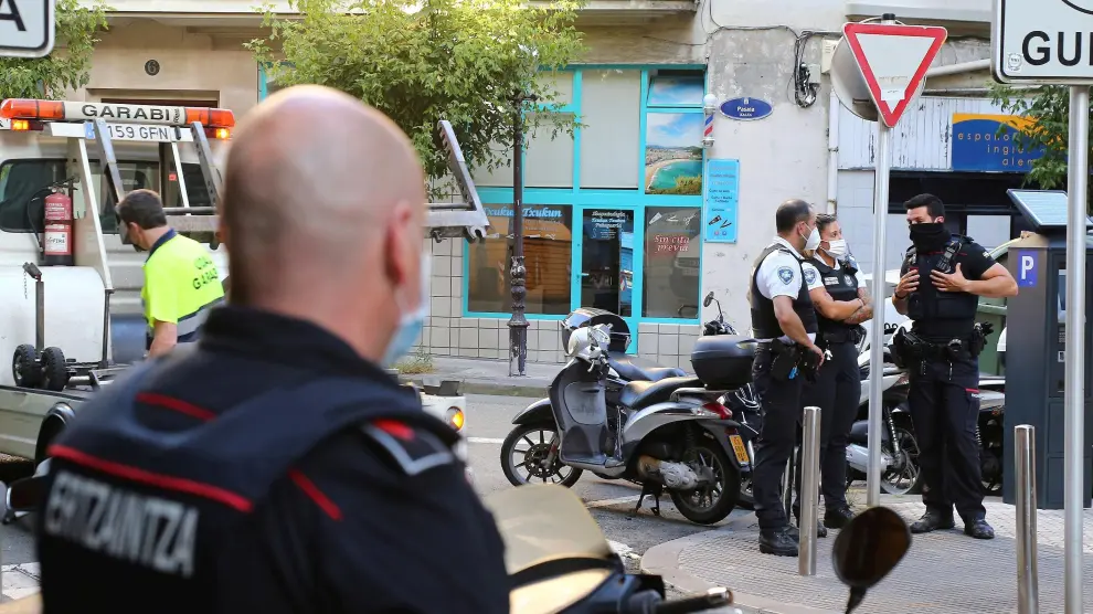 Varios efectivos de la Ertzaintza, delante de la peluquería donde fue detenido el sospechoso