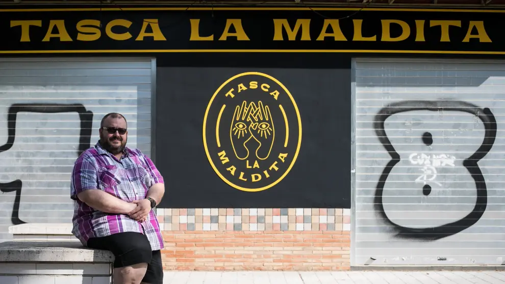 Rafael Pérez, a las puertas de su próximo bar, la tasca La Maldita, en el paseo Longares.