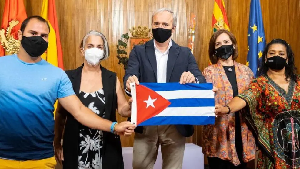 Encuentro del alcalde y la vicealcaldesa de Zaragoza con representes de la asociación Cubanos Libres en España.