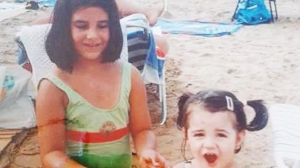 Laura con su hermana pequeña, en Salou en 2001.