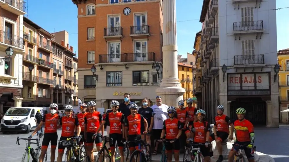 Los ciclistas solidarios en la plaza del Torico de Teruel.