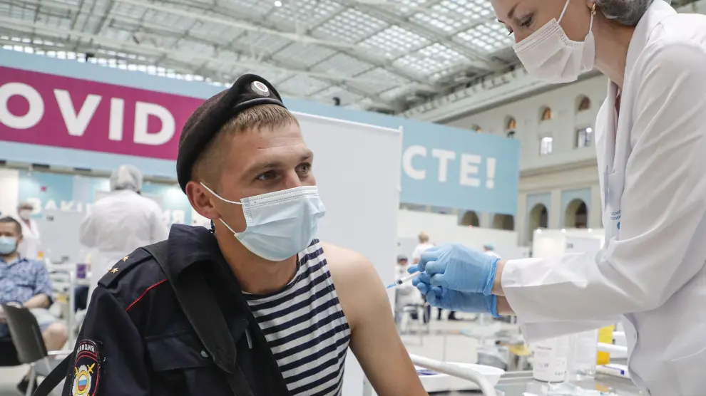 Un policía recibe la vacuna Sputnik V contra la covid en Moscú, el pasado jueves.