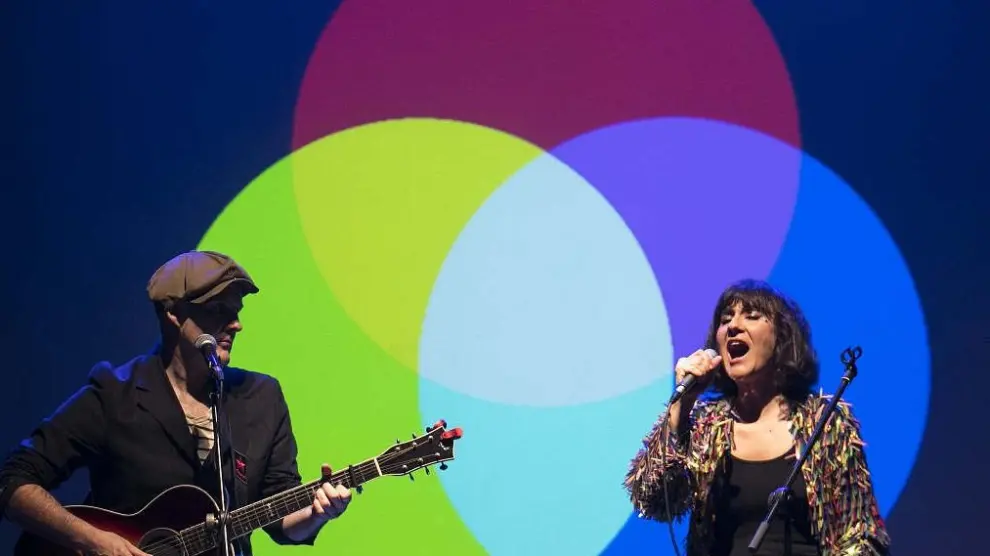 El dúo Amaral (Eva Amaral y José Aguirre) con su gira Salto al color en Zaragoza.