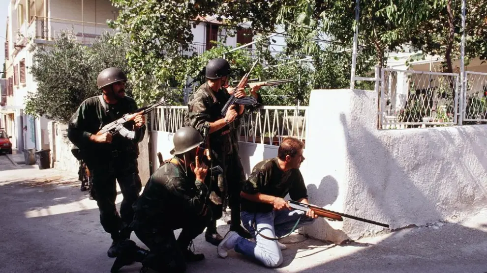 Guardias croatas y civiles persiguen a francotiradores serbios en Vodice (Croacia)