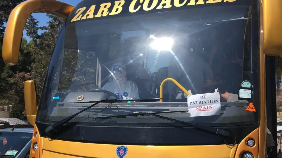 Uno de los autobuses en los que han sido trasladados del hotel al aeropuerto de Malta.