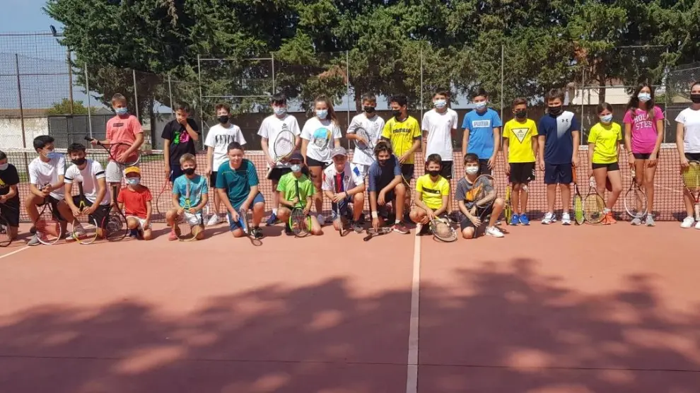 Cincuenta tenistas participan en el tradicional campeonato comarcal de Peralta de Alcofea