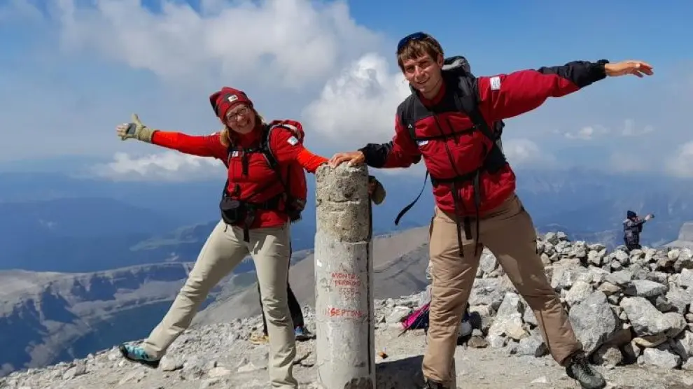 Belén Naya y Álvaro Sierra, en su jornada laboral del sábado, en la cumbre de Monte Perdido.