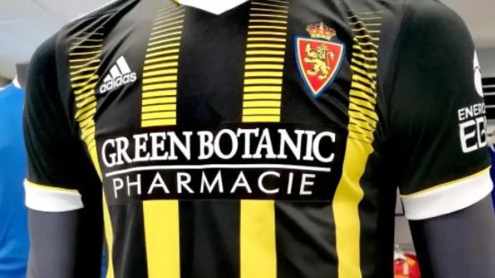 El logo de la nueva marca patrocinadora del Real Zaragoza, ubicado ya sobre la camiseta del segundo uniforme, la avispa, negra y amarilla.