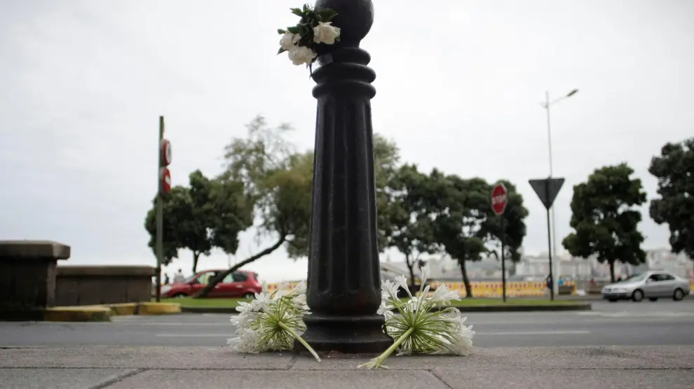 Flores en el lugar donde fue asesinado Samuel Luiz en un linchamiento colectivo, el martes en La Coruña.