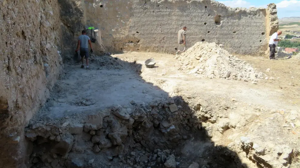 Trabajos de exavación arqueológica en curso en el recinto intermedio.